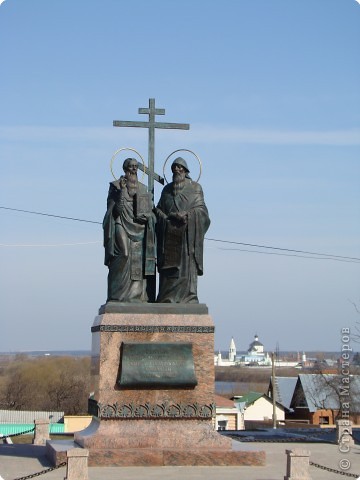 Памятник Кириллу и Мефодию. Мефодий держит в руках Библию, Кирилл- Свиток с русским алфавитом.
 (фото 17)