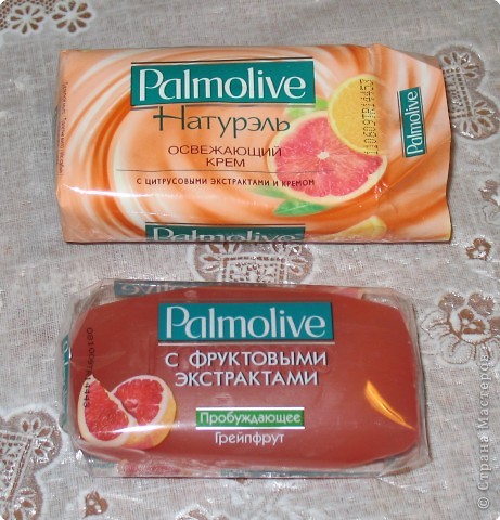 Нам понадобиться:
1шт Palmolive (Белый) с цитрусовыми экстракатми и кремом
1шт  Palmolive(прозрачный(красно-оранжевый) Грейфрут
и по желанию можно добавить чуть геля для душа с фруктовым ароматом.
2 формочки, чтобы одна вставала в другую.
и около 2х часов времени. (фото 2)