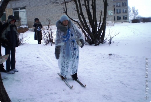 Злая Баба Яга и её помощник Леший украли подарки. На помощь дети позвали Снеговика-почтовика, чтобы отправить Деду Морозу телеграмму о проказах некоторых несознательных лесных жителей! (фото 2)