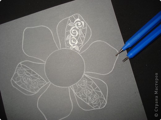 Берем схему цветочка наносим рисунок .Нужные места обводим с обратной стороны делаем выпуклыми и обкалываем .Инструменты показаны на рисунке. (фото 5)