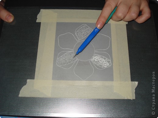 Берем специальную сетку для Пергамано. Она называется Grid .Скотчем приклеиваем к сетки и одной иголочкой втыкаем в каждую дырочку как на фото (фото 6)