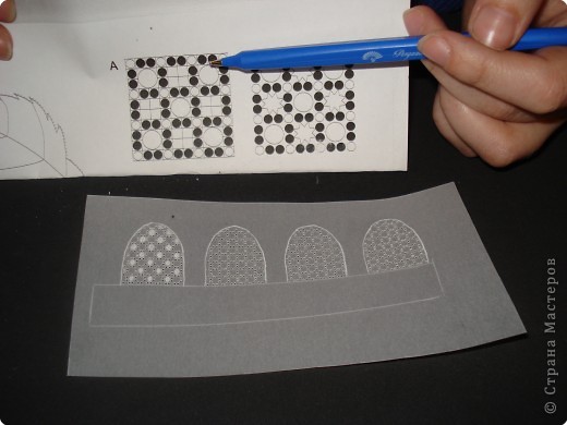 С обратной стороны где на схеме показаны другие дырочки делаем выпуклым (фото 8)