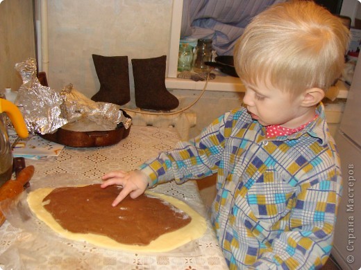 Лепить из теста мы тоже не любим, а вот пальчиком потыкать... (фото 8)