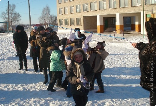 "Подари платочек девочке". Подбежать, подпрыгнуть и  сорвать платочек с верёвки,  и подарить девочке. (фото 7)