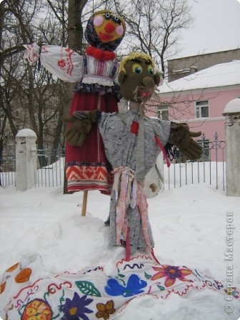 К нашей Масленке пришли её родственники: Масленица- красавица и дед Федот. (фото 2)