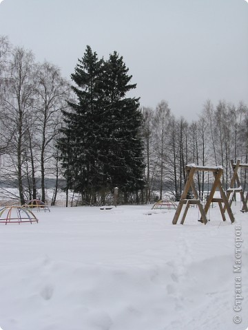 А это детская площадка.На качелях холодно сидеть. (фото 8)