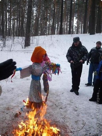 В конце дня сжигаем чучело. Под радостные крики встречаем весну. (фото 16)