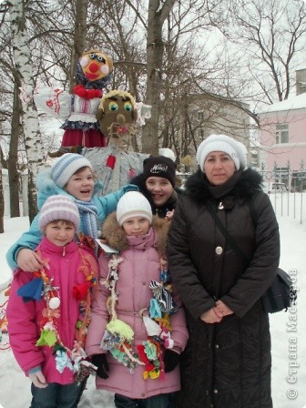 Вот так выступали девочки на школьном празднике Масленица.  (фото 2)