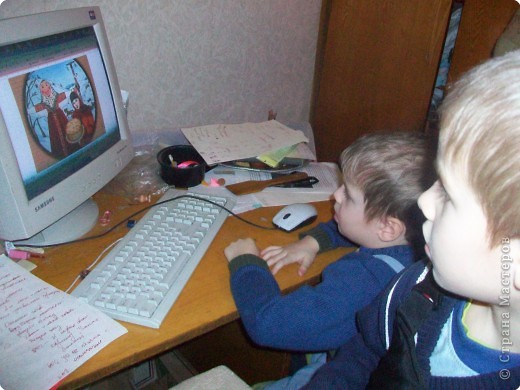 Переходим к компьютеру и заходим в Страну мастеров (предварительно я отобрала необходимый материал).
Мальчикам понравился снимок, где дети сжигают Масленицу- чучело. Огненные колеса катятся под горку.
Решают: будем делать Масленицу.
(фото 5)