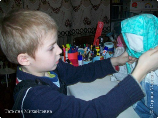 Сравнивают, так ли на Руси женщины повязывали косынки. С помощью взрослого получают желаемый результат. (фото 41)