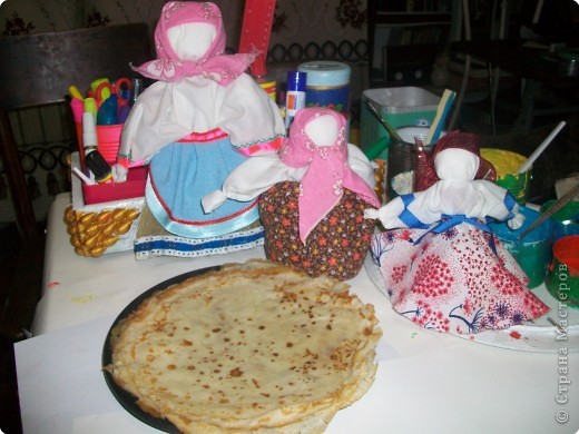 Масленица-кривошейка,
Встречаем тебя, хорошенько!
С блинцами, с каравайцами,
С вареничками!
Так закончилось наше занятие. (фото 2)