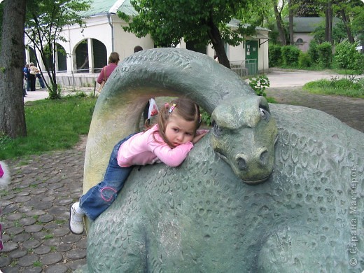 Посетители с большим удовольствием фотографируются на их фоне, а дети.... (фото 21)