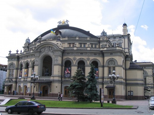 Театр оперы .
Построен в 1901 году на месте сгоревшего театра. Архитектор Виктор Шретер (фото 21)