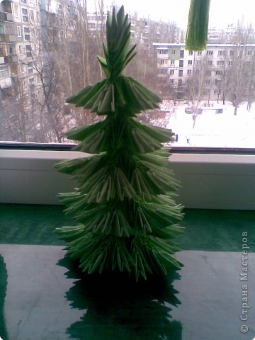 Наверное не очень в тему. но эту елочку сделала себе на новый год. Она у меня так и простояла на окошке до восточного нового года!))))