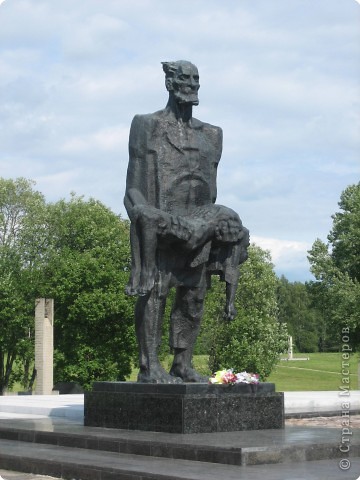 В разговоре со сверстниками старшей дочери вдруг с удивлением узнала, что они даже не слышали о Хатыни. Странно это было для меня, учившейся еще в советские времена. . Вот и решила выложить эти фотографии. Такое нельзя забывать. (фото 1)