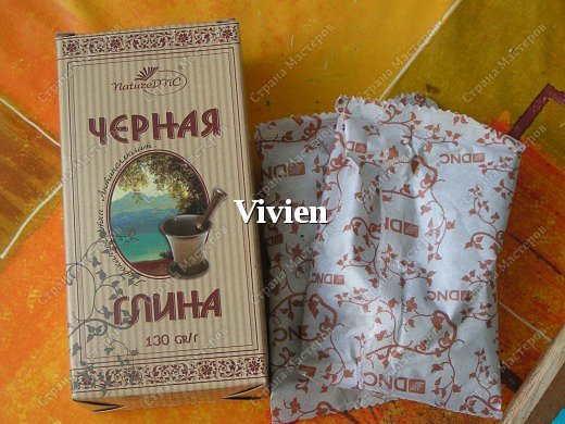 Достаем черную глину и насыпаем в емкость. И кидаем наши камешки прямо в глину. И начинаем потрясывать и перекатывать. Нет, просто бешено трясти, как это делают шеф-повара на кухне -) Трясут содержимое сковороды так, что все летает над ней -) И мы так же! (фото 6)