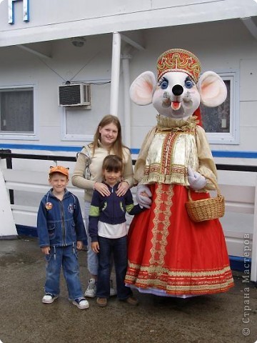 С русской мышью можно было сфотографироваться. Она скромно стояла у теплохода, с корзиночкой в руках, куда  по желанию( по совести) можно было положить денежку(сколько не жалко).И это было очень приятно.Никто "на халяву" не фотографировался, ведь понимали-красавица на работе. (фото 2)