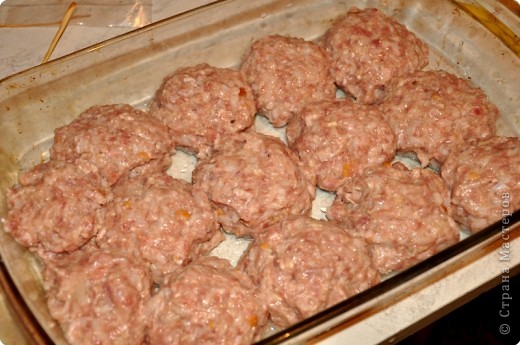 в фарш свин-говяд добавила соли по вкусу, перчика, 1 яйцо, отварной рис, луковка и 4 зубчика чеснока, плюс стакан молока с белым хлебом. (фото 1)
