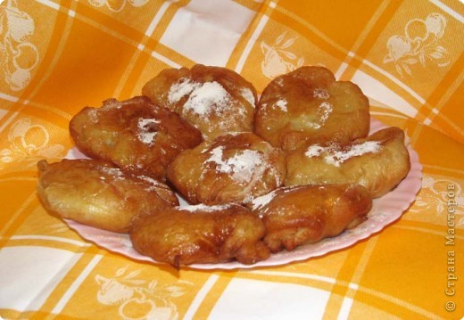 Решила поделиться рецептов лимонных поничиков :)))
Это так вкусно!!!! Всем рекомендую!
Длля теста нужно:
1 ст. молока
2 ст. л. сахара
1 яйцо
30 гр сливочного масла
1 неполная чайная ложка соли
чуть меньше половины ч.л. сухих дрожжей
натертая цедра одного лимона
Мука, нужно, чтобы тесто было мягким, эластичным, не крутым

Для сиропа:
сок 1 лимона
стакан воды
4 ст. ложки сахара
1 полная ст ложка муки

Масло для жарки

В теплом  молоке растворяем дрожжи и чайную ложку сахара, немного муки, хорошо перемешиваем - это наша опара. Ей нужно настояться 15-20 мин в теплом месте.

В это время, нужно растопить масло;
растереть яйцо с оставшемся сахаром, в теплой воде растворить соль и вылить к яйцу.
Муку просеять в глубокую миску к ней добавить цедру лимона и хорошо перемешать, сделать углубление в муке, и туда влить взбитое яйцо, растопленое масло и подошедшую опару, и хорошо вымесить мягкое тесто.
С мукой не переборщите!
Когда вымешивать венчиком или ложкой уже трудно, а к рукам тесто липнет, я наливаю на поверхность немного растит. масла и хорошо вымешиваю минут 10 руками.
А теперь тесту нужно оттдохнуть в теплом месте 2 часа. В это время его трогать нельзя.
За то, есть время, чтобы приготовить сироп:
Нужно выдавить сок 1 лимона в кастрюльку, добавить воду и сахар, пока эта  жидкость готовится закипеть, нужно в воде растворить 1 ст ложку муки, хорошо перемешать чтобы не было комков, должно получиться по густоте, как сливки, и добавить в горячий лимонный сок и энергично помешивая или взбивая миксером довести до кипения, дать прокипеть на малом огне минут 3 и накрыть плотно крышкой, чтобы не образовалась корочка, остудить.

 (фото 1)