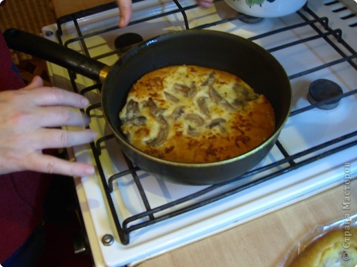 Хлеб Фоккачо с грибами (или корж для пиццы готовый) ....... на сковороду полить немного раст.масл. (фото 2)
