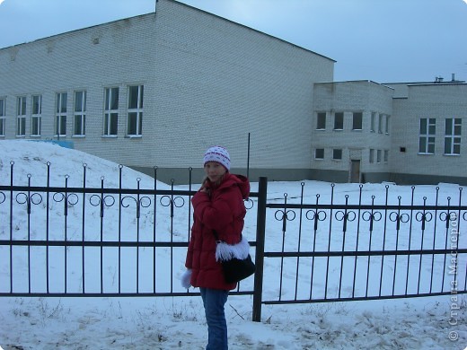 А к ней такие же пушистые варежки. Шапочка тоже выполнена кручком. (фото 2)