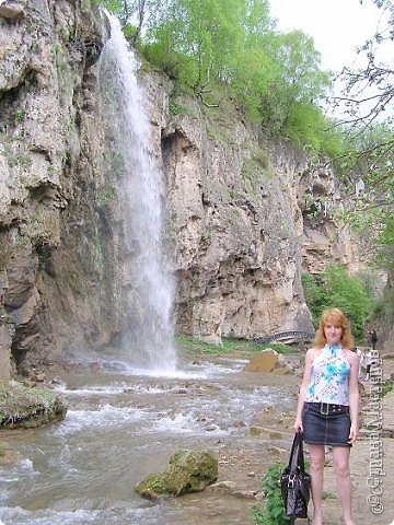 Поездка на Медовые водопады.
Медовым, собственно, называется только один, самый большой водопад высотой 18 метров(на фото он и есть). Этот приток речки Аликоновки имеет родниковое начало, а ниже него каскадом спадают еще четыре водопада. Каждый из них назван в соответствии с его личным нравом: Змейка, Жемчужный, Мельница и Секретный. (фото 15)