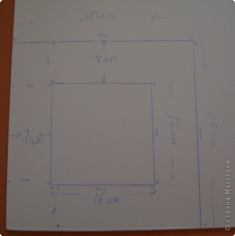 Из большого квадрата потолочной плитки вырезала, квадрат 30х30 см, по центру разместила маленький квадрат 16х16. (фото 3)