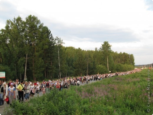 По оценкам в этом крестном ходу шло около 50 тыс. человек. Охотно верю. Я шла далеко не в начале и оглянувшись, сделала фото... (фото 23)