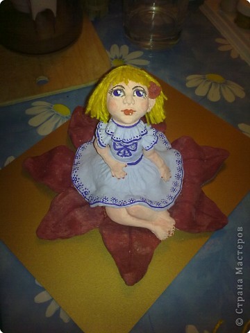 Куколка на цветке