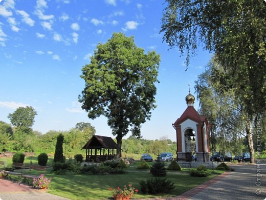 Свято-Рождество-Богородицкий женский монастырь. Основан в 2002 году. Колокольня и двор перед входом в здание и храм обители. (фото 4)