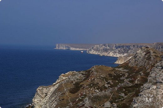 Высокие берега, каменные глыбы причудливых форм манит к себе море, и они сползают к нему, превращаясь в песок или скульптуры фантастических форм.                                         Вдали то что осталось от российского сухогруза "Сириус", потерпел крушение 28.02.2005г. (фото 34)