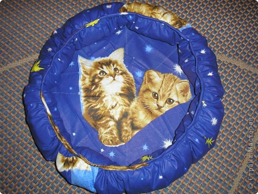 Вот такую постельку я сшила для маленького котенка, но мой котяра, с которым я вас познакомила недавно, залез в нее и не хочет вылазить. Пришлось и ему сшить. (фото 1)