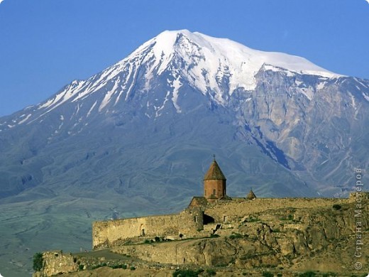  CERKV XOR VIRAP V ETOV CERKVE EST 40 METROGOE YAMA TAM ISPITALI VERU GRIGORA LUSAVORICHA 40 DNEI DERJAYA BEZ VODI I EDI ON VISHL OTTUDO JIVIM.NAXODITCA V GORODE ARARAT (фото 15)