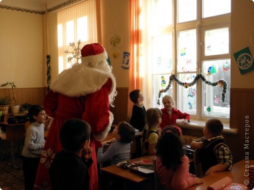 на окнах те самые "липкие витражики" и еще есть вырезалки без всякой основы (точно-точно есть,хоть и не видно) (фото 12)