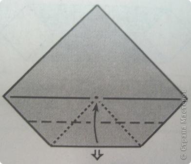 Сложить нижнюю сторону к центральной горизонтали, при этом треугольник, находящийся с другой стороны, выходит на лицевую сторону. (фото 15)