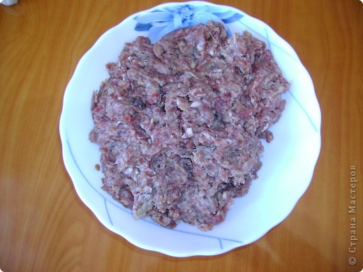 Фарш. Берем мясо, пропущенное через мясорубку, добавляем лук (я тоже его пропускаю через мясорубку вместе с мясом), солим и перчим по вкусу. Кому как нравится. (фото 3)