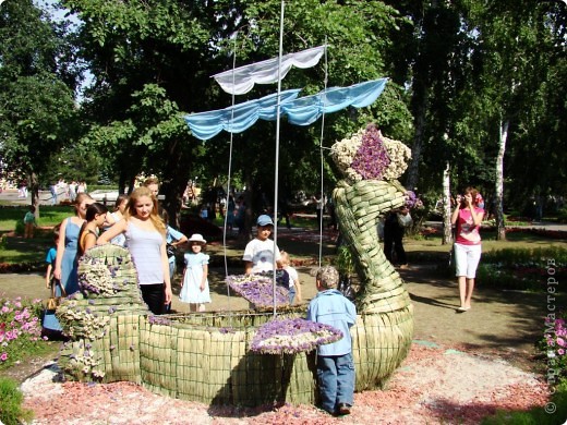 Вот и русская ладья проплывает в сквере, где располагается выставка. (фото 8)