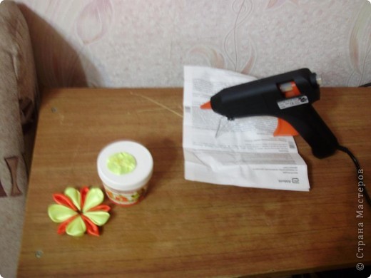 обтягиваю картон той же тканью и наливаю клей из пистолета быстро прикладываю цветок и прижимаю (фото 15)