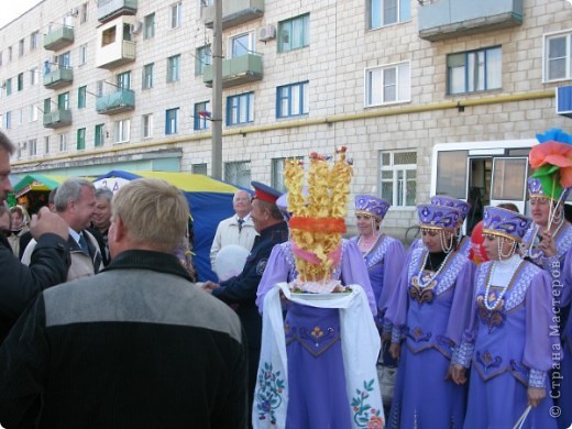 Караваем встречают Главу администрации и гостей из других городов девушки в русских национальных костюмах. (фото 5)