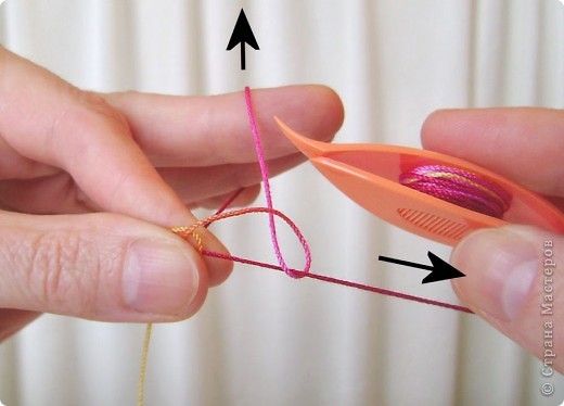 Далее все повторяется, натягивает нить от челнока, так чтобы она была как струна, и пальцами левой руки затягиваем узел придвигая его вплотную к прямому. (фото 15)