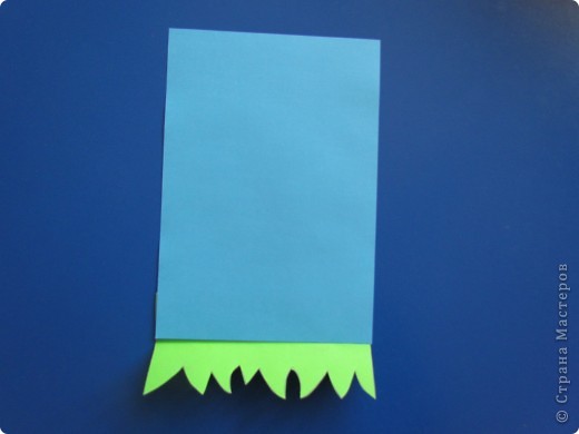 Glue the bottom half to the back of the piece of blue paper. (фото 4)