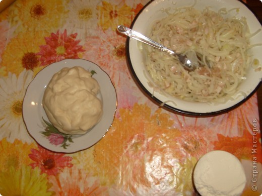 Лук с грудкой солим по вкусу и смешиваем. Не смотрите, что лука зрительно много, он только придаст сочности блюду . Можно поперчить. (фото 5)