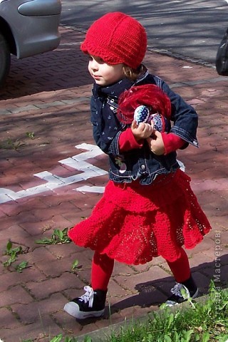 Red hot skirt for my 3years old daughter
More pictures http://www.murca.webgarden.cz/clothes (фото 1)