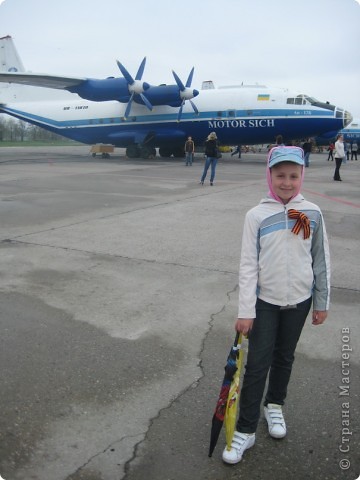 А потом всех желающих на автобусах повезли в аэропорт на экскурсию. Это Ан-12Б. До его "носа" я дотянулась на первом фото. (фото 10)