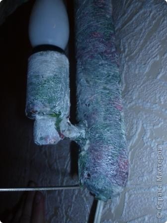 Вот тут самое интересное: я попыталась сделать декупаж всей металической конструкции, облепила салфетками, покрыла клеем ПВА, но после высыхания поверхность была темной (это я потом поняла, что надо было загрунтовать), поэтому нанесла еще один слой салфеток, а когда высыхло покрыла белой гуашью, так что получилось, то, что получилось (фото 3)