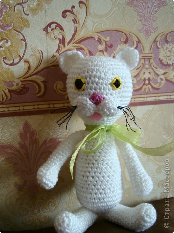 Белоснежный, гладкошерстный кот.Описание вязания http://amigurumi-toys.ru/kotyata-amigurumi/ (фото 2)