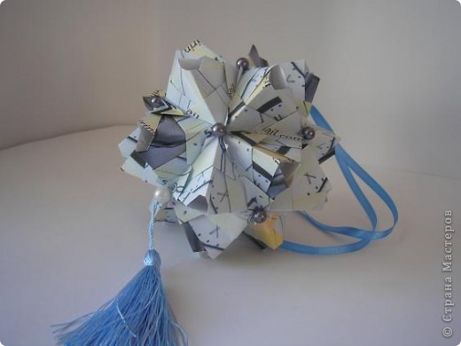 Ссылочка: http://ru-kusudama.livejournal.com/922650.html
Оригинал здесь: http://www.flickr.com/photos/51642560@N02/5598015028/in/photostream (фото 3)