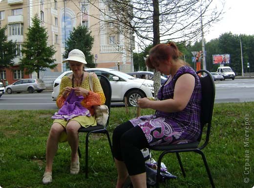 Начали отмечать в четверг, так как на выходные многие уезжают и вязание на публике не получится.
 (фото 3)