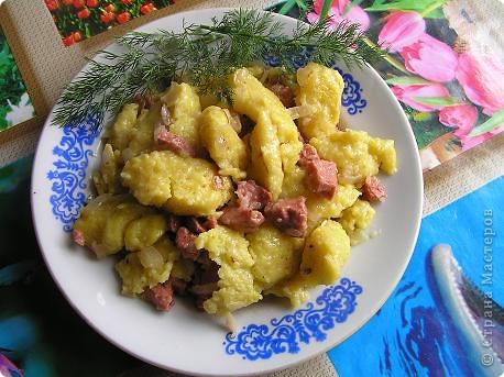 Девчонки  и мальчишки, а  так  же  их родители!Вкусненьким  обедом  угоститься  не  хотите  ли?!! Как  раз  сегодня  я  наконец-то  собралась  поделиться  с  вами,  мои  хорошие, любимым  рецептом клёцек. Сегоднешнее  блюдо  будет  выглядеть как  второе,  но чаще  мы используем  клёцки  в  супе. Думаю   по   поводу  супа  распростронятся  не  стоит. Хотя  если  возникнут  вопросы, отвечу  с  удовольствием! И так.... (фото 1)