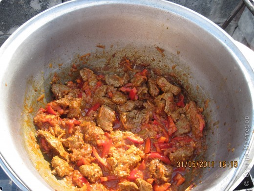 Жаришь лук до золотистости, добавляешь кольца (полукольца) моркови и корень петрушки. Жарите коренья до мягкости, всыпаете паприку и растворяете ее в жиру.Ни в коем случае не пережарь паприку, подгоревшая паприка испортит весь вкус и боргач придется выбросить. Добавляете толченый чеснок с тмином - прожарили,дальше черный перец (молотый, горошек – можно оба). Добавляете помидоры,сладкий перец, (фото 4)